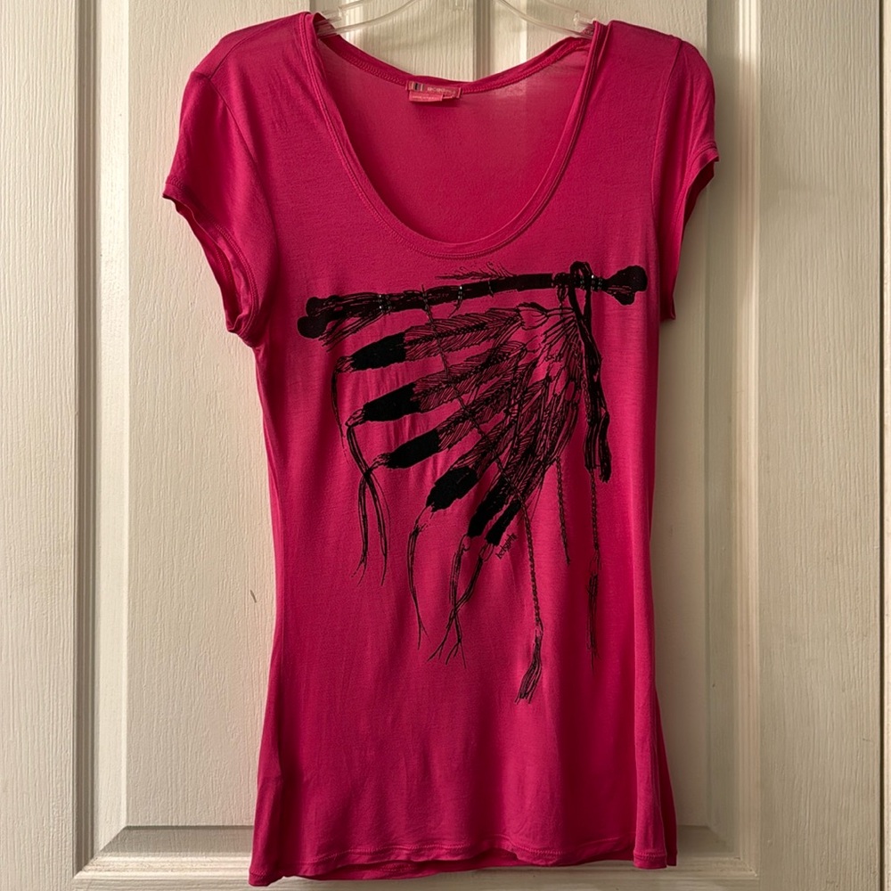 BCBG Hot pink shortsleeved Native American feather print beaded tee size medium